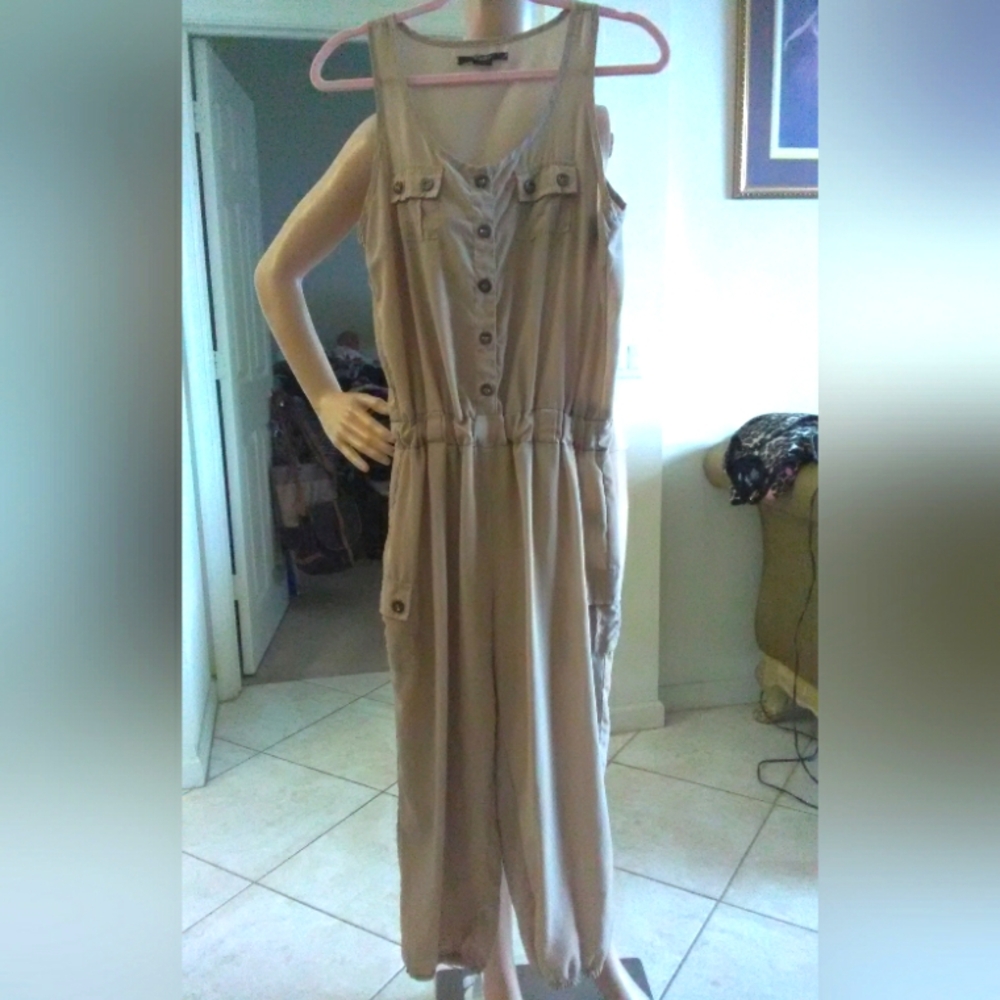 BNWOT JUMPER BEIGE BY TOXIK 3 GATHERED WAIST TOP & SIDE PKTS MED CAPRI STYLE